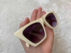 Kadın Krem Çerçeveli Siyah Lens Köşeli Cat Eye Güneş Gözlüğü uv400 KREM