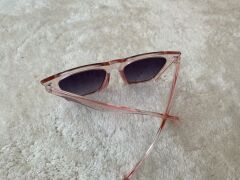 Kadın Krem Çerçeveli Siyah Lens Köşeli Cat Eye Güneş Gözlüğü uv400 PUDRA