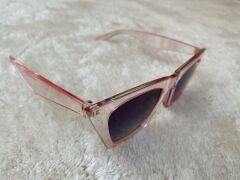 Kadın Krem Çerçeveli Siyah Lens Köşeli Cat Eye Güneş Gözlüğü uv400 PUDRA
