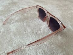 Kadın Krem Çerçeveli Siyah Lens Köşeli Cat Eye Güneş Gözlüğü uv400 PUDRA