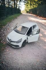 Metal Çekbırak RENAULT CLİO RENO CLİO araba 12x5cm kapılar açılır  Demir Oyuncak Araç Hediyelik Taksi BEYAZ