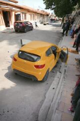 Metal Çekbırak RENAULT CLİO RENO CLİO araba 12x5cm kapılar açılır  Demir Oyuncak Araç Hediyelik Taksi SARI